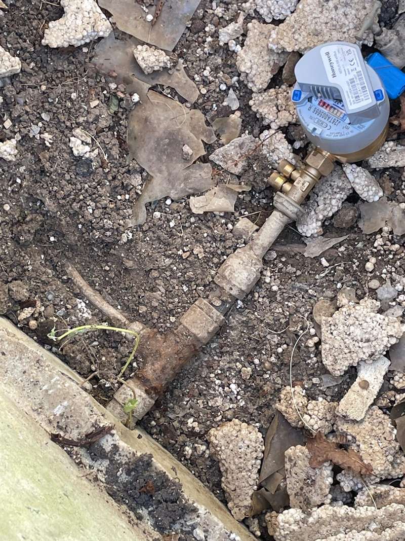 Compteur d'eau neuf raccordé en fouille, à la place de l'ancienne conduite en acier