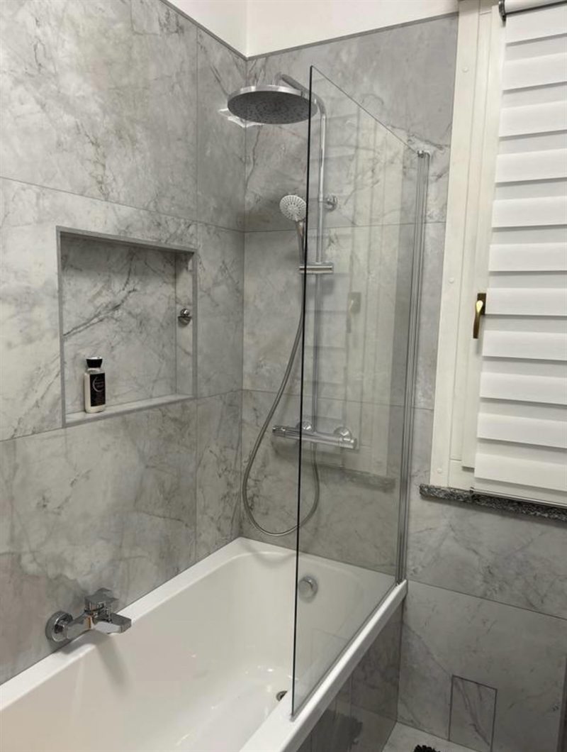 Baignoire et colonne de douche thermostatique après réfection complète de la salle de bain